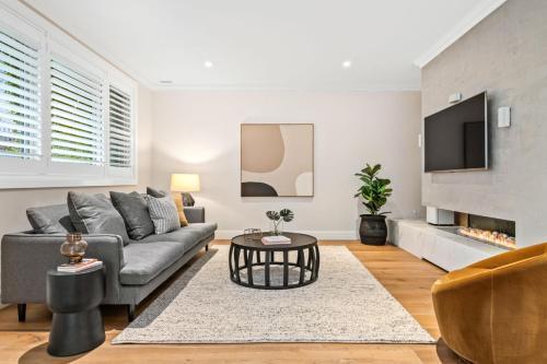 Luxe Parkside Hampton Home - Tap to explore photos