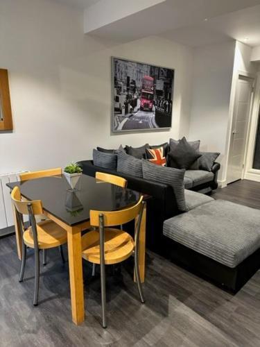 Stunning Flat with Parking Free near Sutton Station - Tap to explore photos