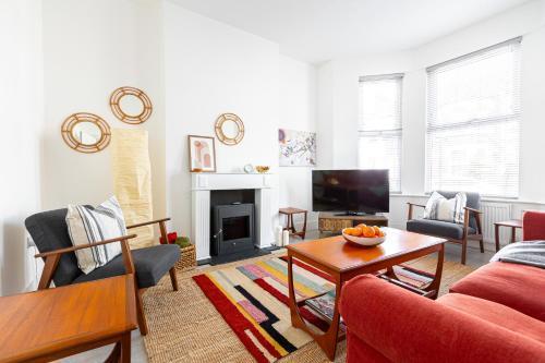 Spacious 3BR House, 8 min Kensal Green, NW London - Tap to explore photos