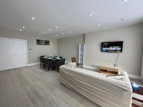 Star London Bell Lane 3-Bed Oasis with Garden - Tap to explore photos