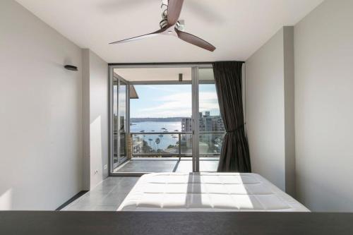 Luxury 1 Bedroom Apt with Harbour Views & Parking - Tap to explore photos
