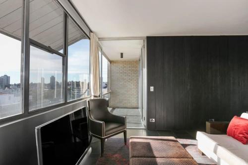 Luxury 1 Bedroom Apt with Harbour Views & Parking - Tap to explore photos