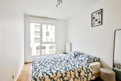 Private Room in Shared Apartment - Tap to explore photos