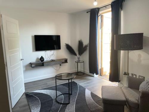 Contemporary Haven: 4-Bed House in Dagenham - Tap to explore photos