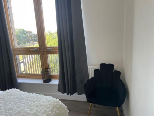 Contemporary Haven: 4-Bed House in Dagenham - Tap to explore photos