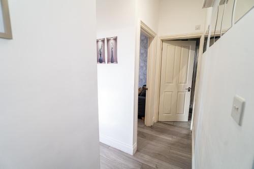 hendon Central 2 bed room 20 minutes to central London - Tap to explore photos