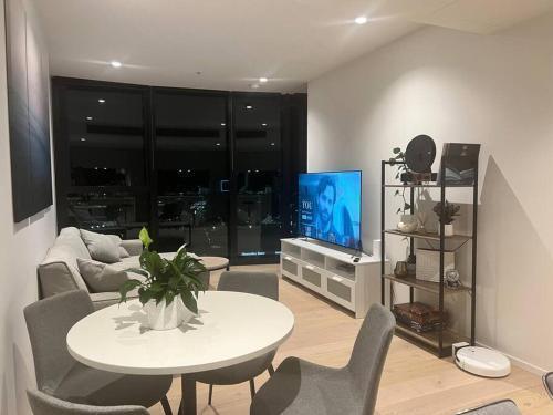 Luxury 3 Bed 2 Bath + car park at Melbourne Square - Tap to explore photos
