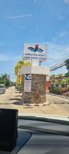 CONDOTEL A JOMTIEN Beach Road - Tap to explore photos