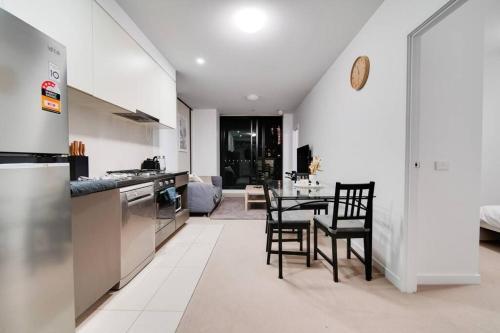 Convenient City Apartment 2 Bedroom w Free Parking - Tap to explore photos