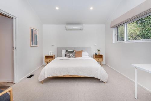 Devon Mt Martha Escape with Spa and Views - Tap to explore photos