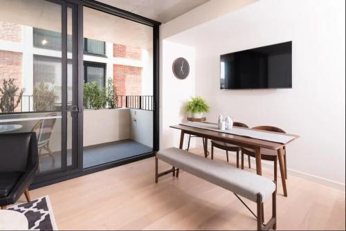 Modern Apartment In Flawless Fitzroy+Carpark - Tap to explore photos