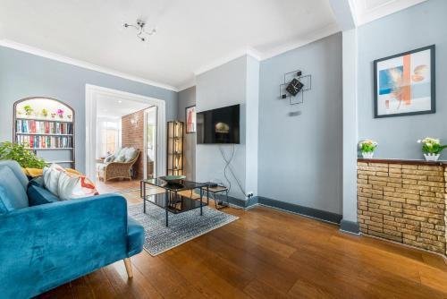 Stunning 3BR House w Garden & Parking in Richmond - Tap to explore photos