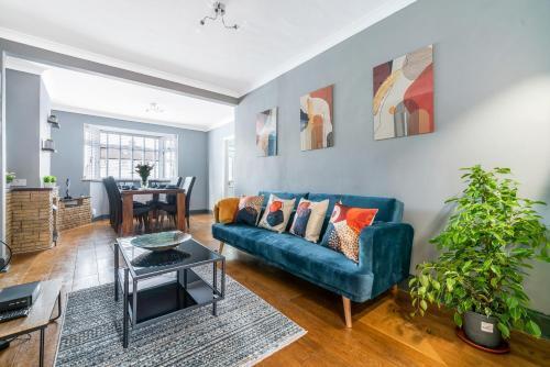 Stunning 3BR House w Garden & Parking in Richmond - Tap to explore photos