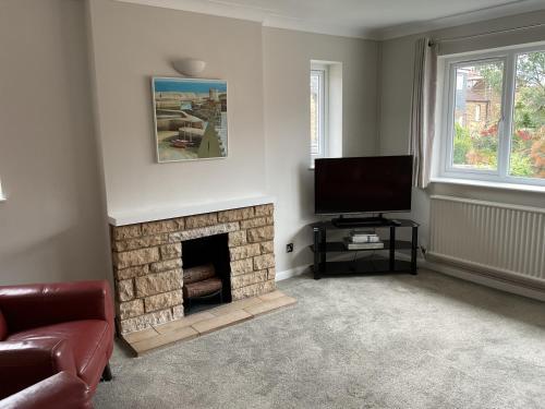 Large 2-bedroom maisonette with free parking - Tap to explore photos