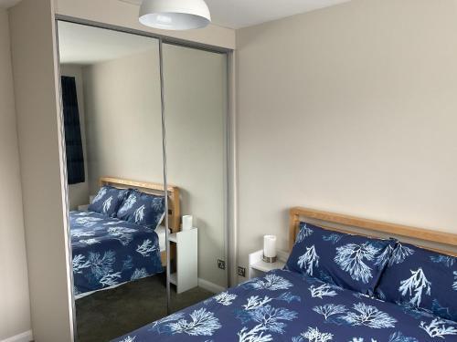 Large 2-bedroom maisonette with free parking - Tap to explore photos