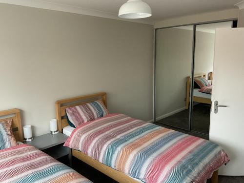 Large 2-bedroom maisonette with free parking - Tap to explore photos