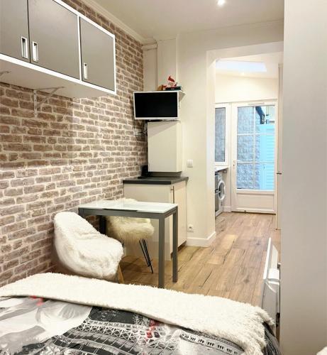 Eiffel Tower studio with patio