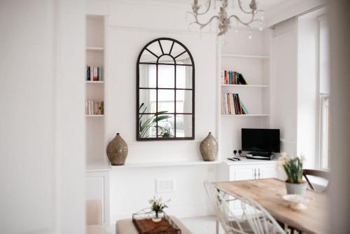 3 Bedroom House in Kew Gardens - Tap to explore photos