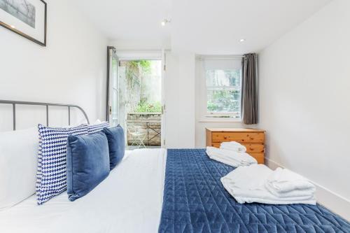 Bonnington Gardens - 1 bed open plan basement flat - Tap to explore photos