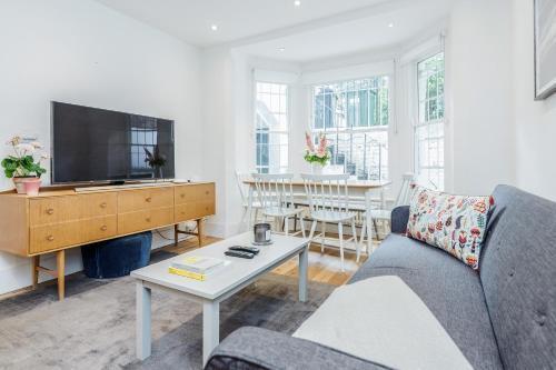 Bonnington Gardens - 1 bed open plan basement flat - Tap to explore photos