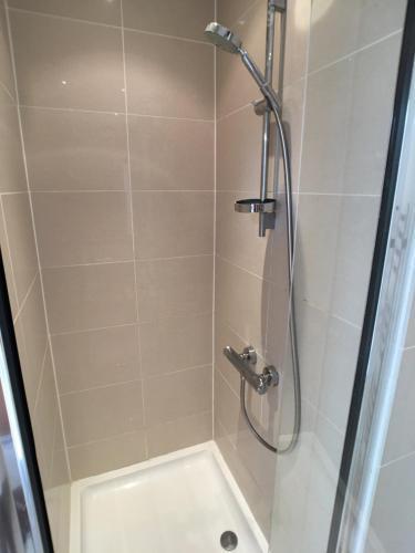 Luxury 2 Bed Penthouse Apartment near station - Tap to explore photos