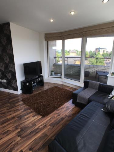 Luxury 2 Bed Penthouse Apartment near station - Tap to explore photos