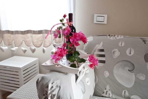 Charming and Cozy House - Tap to explore photos