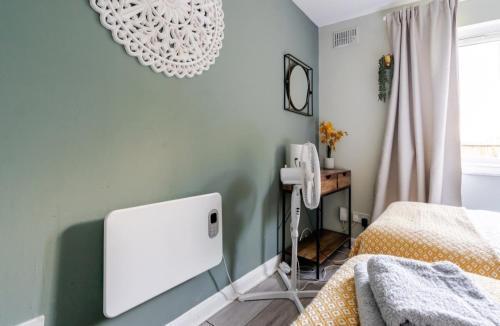 Modern 1 Bed Apartment Near Middlesex Uni in Hendon - Tap to explore photos