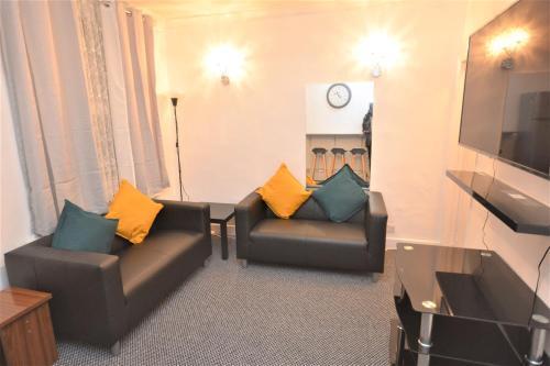 Lovely 3 Bedroom House near Barking Station - Tap to explore photos