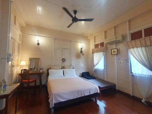 KINN Stay50 Bangkok - Tap to explore photos