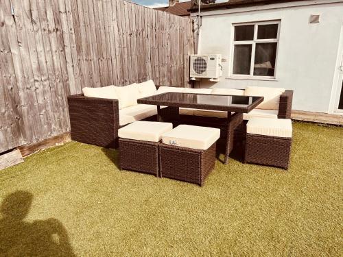 Beautiful 6 Bedroom with spacious Lounge & Rooms Free parking - Tap to explore photos