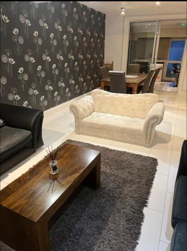 Beautiful 6 Bedroom with spacious Lounge & Rooms Free parking - Tap to explore photos
