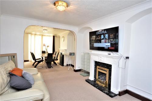 London Deluxe 3 Bedroom House with parking space - Tap to explore photos