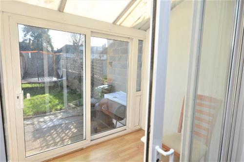 London Deluxe 3 Bedroom House with parking space - Tap to explore photos