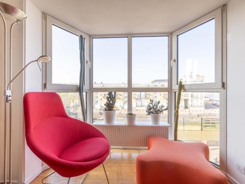 Sunny Maisonette with views over Canary Wharf, London - Tap to explore photos