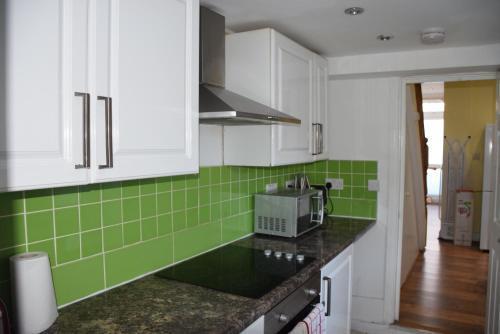 Three Bedroom House Lancaster Road - Tap to explore photos
