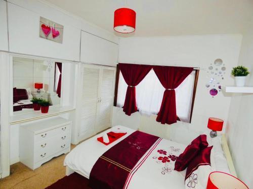 SPACIOUS 3 BED HOUSE WITH PARKING & GOOD TRANSPORT - Tap to explore photos
