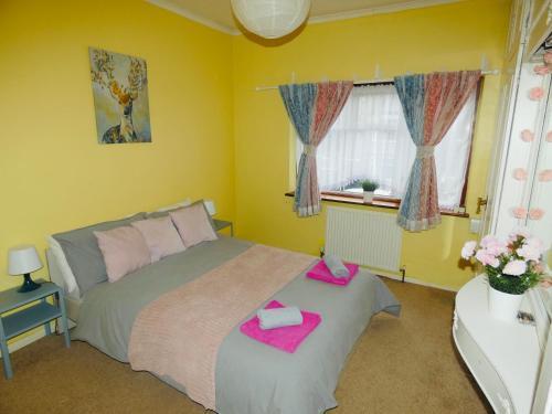 SPACIOUS 3 BED HOUSE WITH PARKING & GOOD TRANSPORT - Tap to explore photos