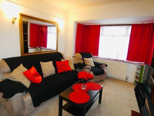 SPACIOUS 3 BED HOUSE WITH PARKING & GOOD TRANSPORT - Tap to explore photos