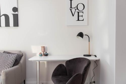 1 BRM, Southbank, King Bed, Lvl 37 - Tap to explore photos