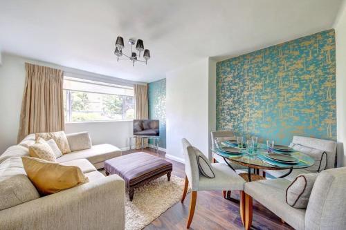 2 bed flat - SW London with parking - Tap to explore photos