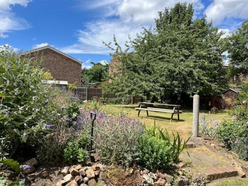 2 bed flat - SW London with parking - Tap to explore photos