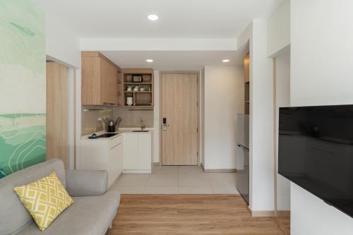 2 br Terrace Laguna, SkyPark - Tap to explore photos