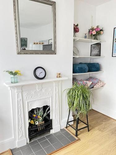 2BR Edwardian House in Greenwich - Tap to explore photos