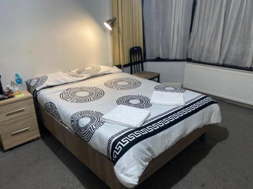 371 Cranbrook Rd IG2 Room Type - Double or Twin Room
