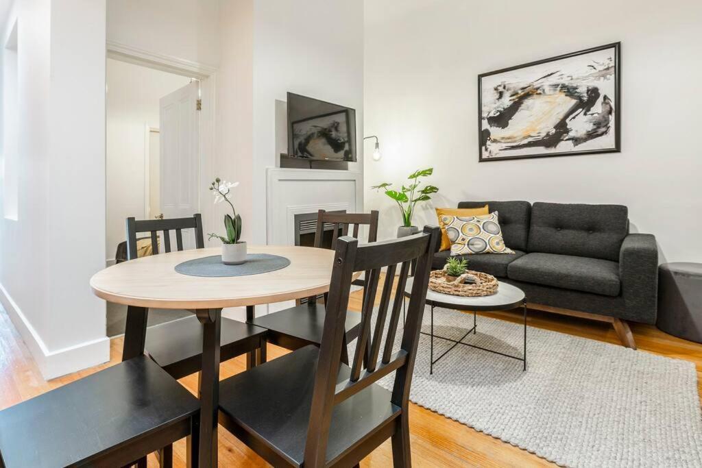 A Carlton Classic - Quaint Inner-City Getaway - Tap to explore photos