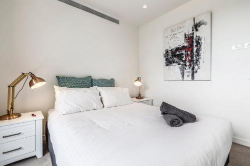 Abbotsford Short Stay Luxury Style & Location - Tap to explore photos