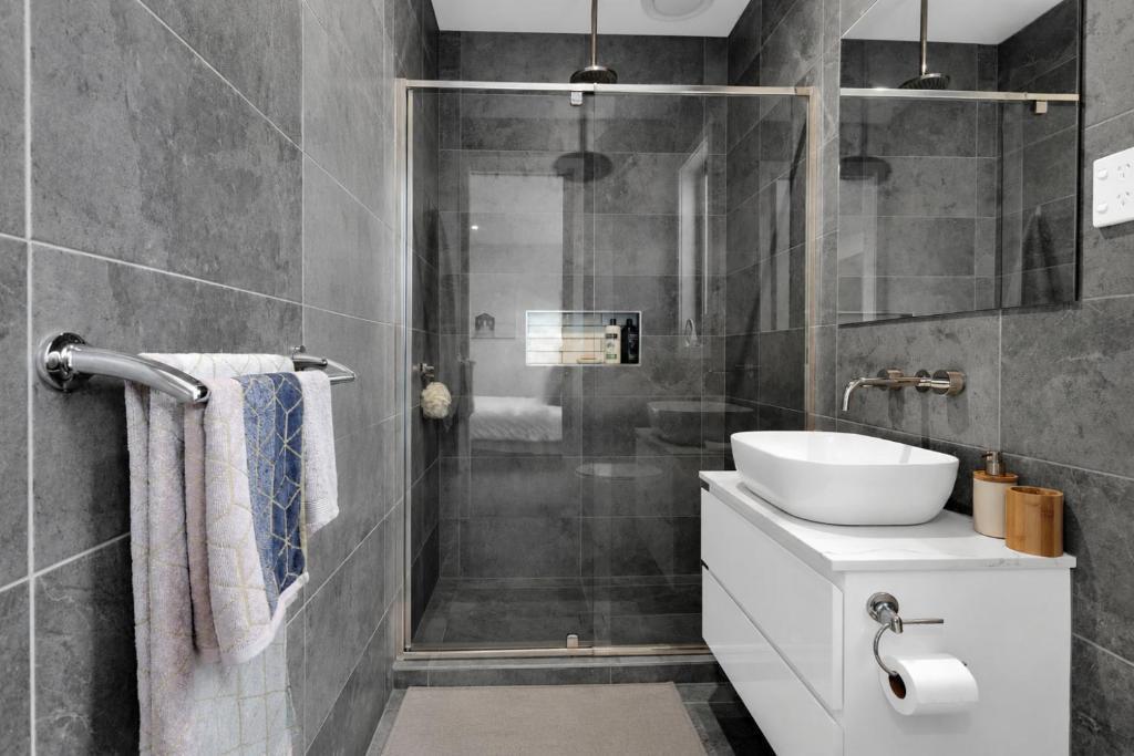 Albert Samian Retreat by Ready Set Stay - BYO sheets and towels - Tap to explore photos