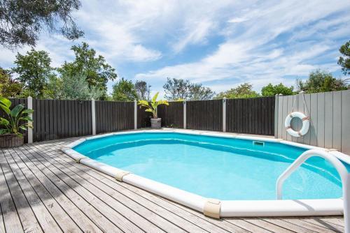Preston Alfresco Poolside Retreat Rye - Tap to explore photos
