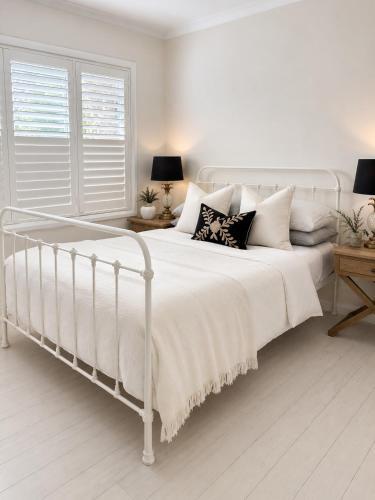 Avalon Beach Cottage- The Islander - Tap to explore photos
